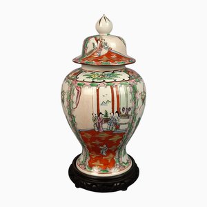 Handbemalte Vintage Potiche Porzellanvase mit Holzsockel, 1950er