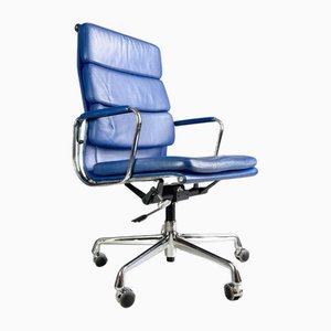 Sedia da ufficio EA 219 in morbida pelle blu di Charles & Ray Eames per Vitra