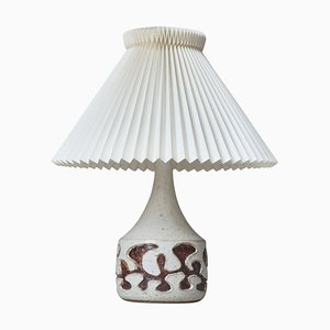 Lampada da tavolo moderna in ceramica attribuita ad Axella Studio con paralume Le Klint, Danimarca, anni '70