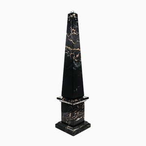 Obelisco grande tallado a mano de mármol negro de Portoro con vetas doradas, Italia, años 70