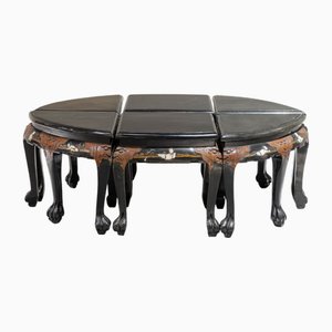 Mesas chinas vintage de madera lacada en negro con tallados, años 50. Juego de 6