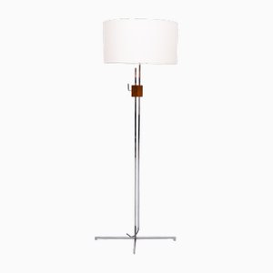 Lámpara de pie ajustable Mid-Century moderna de cromo y nogal de Hans Eichenberger, años 50