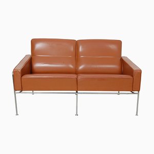 Sofá de dos plazas 3303 de cuero coñac de Arne Jacobsen, años 80