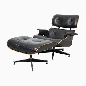 Poltrona con poggiapiedi in pelle nera di Charles Eames, anni '80, set di 2