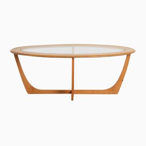 Ovaler Mid-Century Couchtisch aus Nussholz mit Glasplatte, 1960er