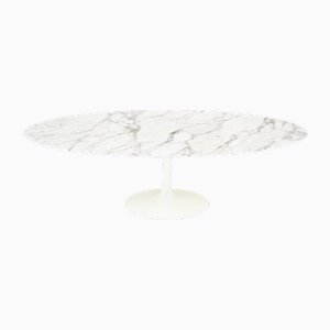 Mesa de comedor ovalada de Eero Saarinen para Knoll International, años 2010