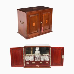 Tantalus antiguo de caoba con incrustaciones y decantadores de cristal, siglo XIX. Juego de 4