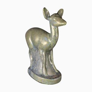 Art Deco Steingut Fawn Skulptur von Thierry Van Rijswijck für Roger Guérin, 1930er