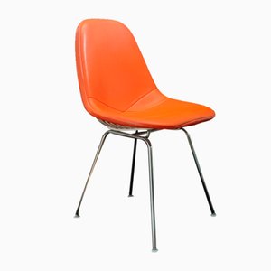 Sedia in filo metallico arancione e bianco di Charles & Ray Eames per Herman Miller, 1965