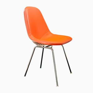 Sedia in metallo cromato con rivestimento bianco e base arancione di Charles & Ray Eames per Herman Miller, 1965