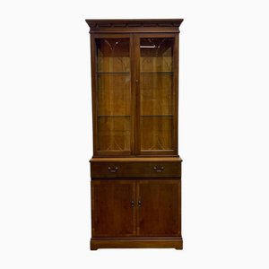 Vitrina inglesa con dos cuerpos de tejo, años 80