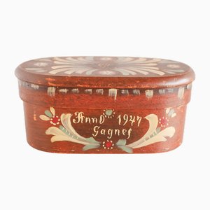 Vintage Traditional Swedish Handmade Bent Wooden Tine Box Svepask Hand-Painted with Kurbits Pattern in the style of Sundborn, 1947