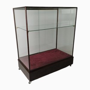 Antike Museumsvitrine