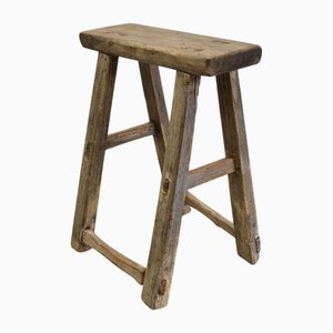 Antiker rustikaler Holzhocker in Elm