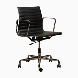 Sedia da ufficio EA117 in pelle nera e cromata di Charles & Ray Eames per Vitra