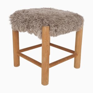 Mid-Century Holzhocker mit Kunstfellbezug, Dänemark, 1960er