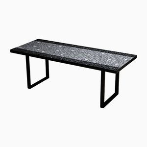 Tavolino da caffè su struttura piatta in metallo nero con ripiano in mosaico bianco e nero, anni '80