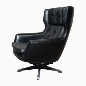 Sedia Egg girevole in pelle nera di HW Klein per Bramin Møbler, anni '70