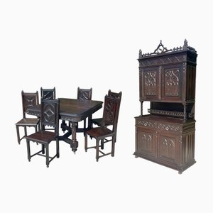 Mesa de comedor y sillas góticas. Juego de 8