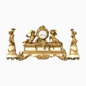Kaminverkleidung aus Bronze und Carrara-Marmor