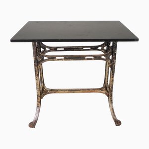 Mesa de jardín industrial de hierro fundido con tablero de piedra, años 30
