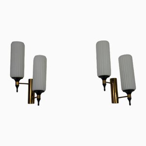 Lámparas de pared de latón y opalino atribuidas a Stilnovo, Italia, años 60. Juego de 2