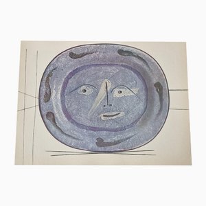 Drucken Sie Pablo Picasso Vallauris Teller mit Gesicht in Blau von Albert Skira, Mitte des 20. Jahrhunderts