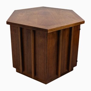 Mesa auxiliar brutalista hexagonal de nogal con almacenamiento de Lane Furniture, años 70