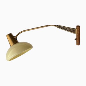 Lámpara de pared Mid-Century de latón, roble y vidrio de Bo Råman para Asea, Suecia, años 50