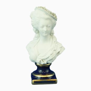 Rokokobüste aus Biskuitporzellan mit Darstellung einer Dame mit Hut von Sevrès, Frankreich, 1770er