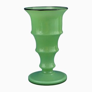 Vase Art Déco en Verre Opalin Vert avec Rebord en Pâte de Verre Noir attribué à Ignoto, France, 1925