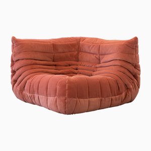 Sedia angolare Togo in velluto a coste color corallo di Michel Ducaroy per Ligne Roset
