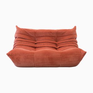 Divano a due posti Togo in velluto a coste color corallo di Michel Ducaroy per Ligne Roset