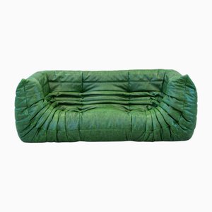 Sofá Togo de dos plazas vintage con brazos de cuero verde de Michel Ducaroy para Ligne Roset, años 70