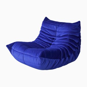 Poltrona Togo in velluto a coste color corallo di Michel Ducaroy per Ligne Roset