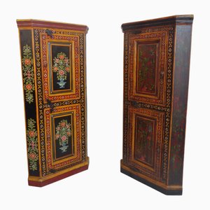 Credenze angolari in teak dipinte a mano, India, inizio XX secolo, set di 2