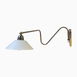 Moderne dänische Wandlampe aus Messing mit Opalglasschirm, 1960er