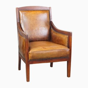 Butaca delgada Art Déco de cuero y madera en cálido color coñac