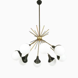 Lámpara colgante de 8 luces de vidrio opalino, latón y metal pintado de Stilnovo, años 50