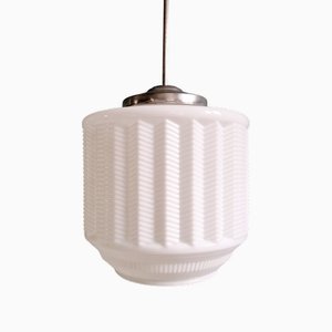 Große Art Deco Hängelampe aus weißem Opalglas, 1920er-1930er
