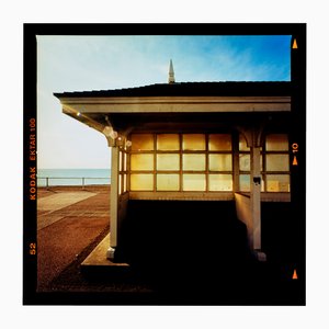 Richard Heeps, Seafront Shelter (a sinistra), Stampa fotografica, anni 2020