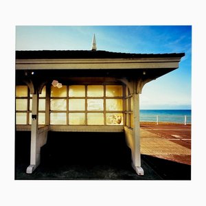 Richard Heeps, Seafront Shelter (a destra), Stampa fotografica, anni 2020