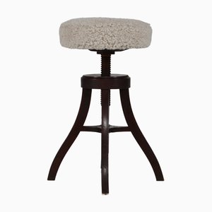 Sgabello da bar o sedia da bar scultorea regolabile a tre gambe in legno scuro con seduta in pelle di pecora di Fritz Hansen, Danimarca, anni '20