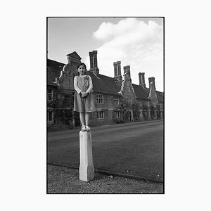 Paul Cooklin, Girl on Pillar, Fotografie