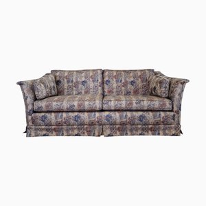 Sofá cama francés con seis almohadas