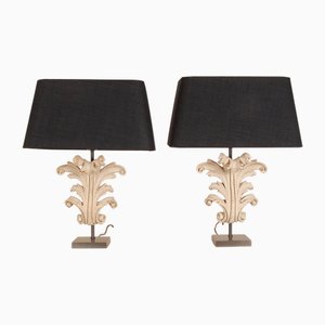 Französische Country Tischlampen in Taupe aus geschnitztem Holz & Akanthusblatt, 1990er, 2er Set