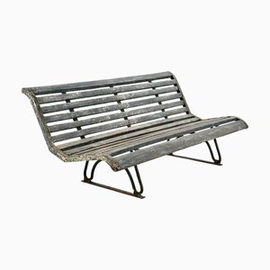 Banco público de madera y metal