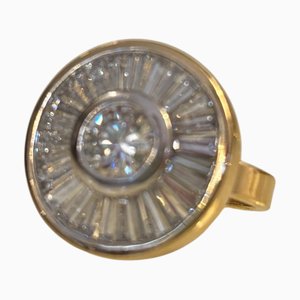 Anillo de oro con numerosos diamantes