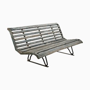 Banco público de madera y hierro patinado
