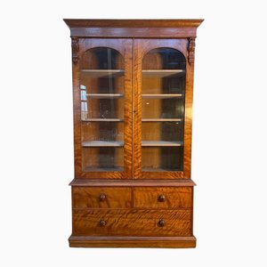 Vitrine im englischen Stil